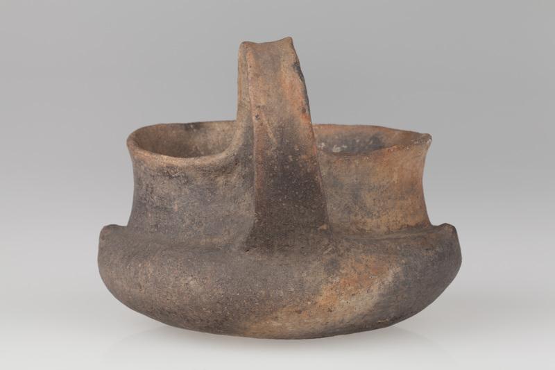 Czerpak gliniany dwustożkowy z taśmowym uchem 