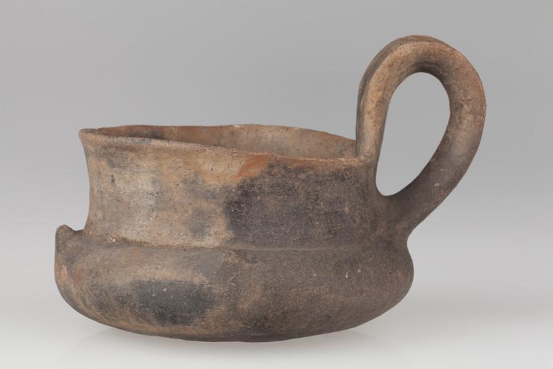 Czerpak gliniany dwustożkowy z taśmowym uchem 