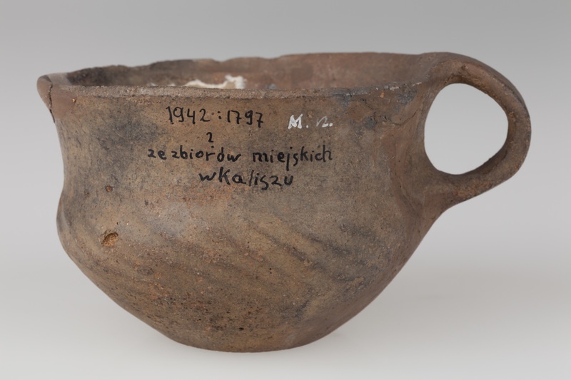 czerpak gliniany z taśmowatym uchem 