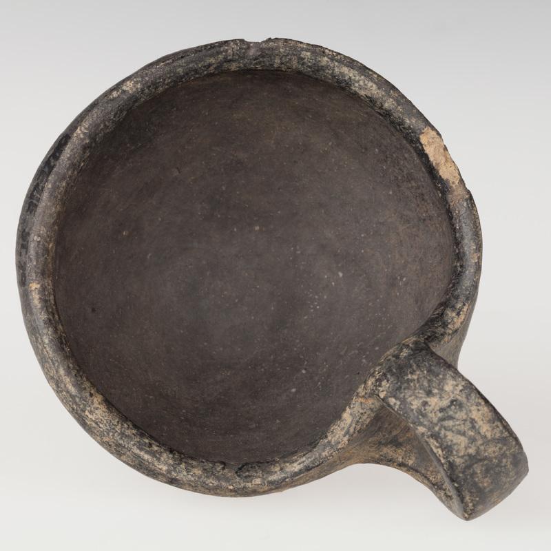 Czerpak stożkowaty o płaskim dnie i taśmowatym uchu