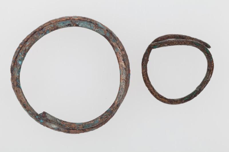 fragment drutu brązowego 