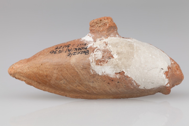 Grzechotka ornitomorficzna zdobiona ornamentem rytym.