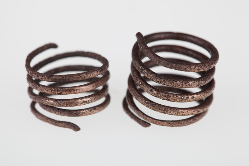 Fragmenty skrętu spiralnego wykonanego z drutu brązowego o przekroju okrągłym