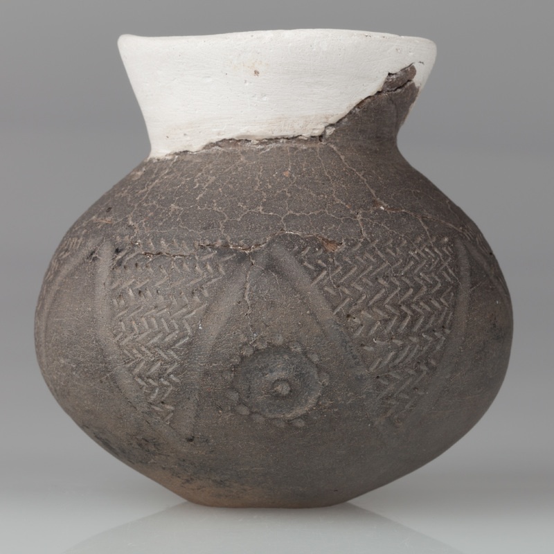 Czarka esowata o baniastym brzuścu, dnie wklęsłym, szyjce wychylonej na zewnątrz. Zdobiona ornamentem stempelkowym jodełkowym