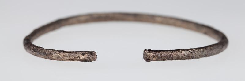 Bransoleta wykonana z brązu o przekroju owalno - graniastym