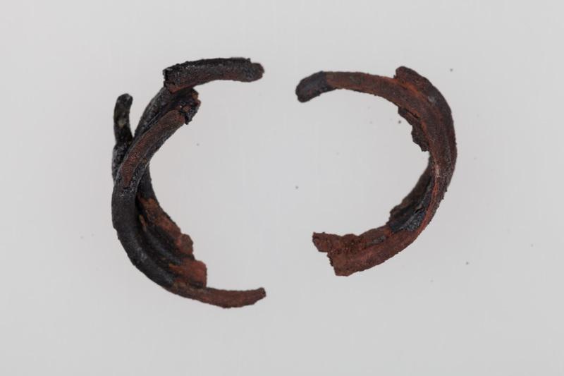 Skręt spiralny z drutu brązowego, zdeformowany na stosie