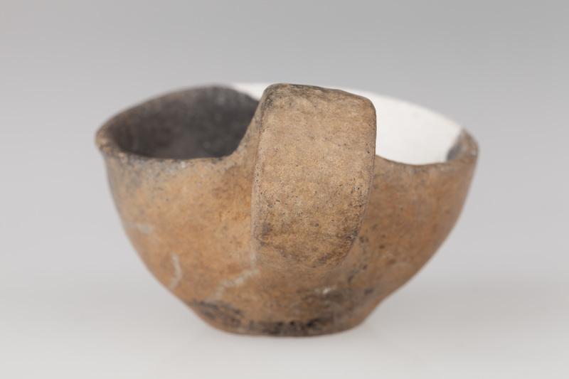 Czerpak miniaturowy, asymetryczny o płaskim dnie, półkulistym brzuścu i taśmowatym uchu