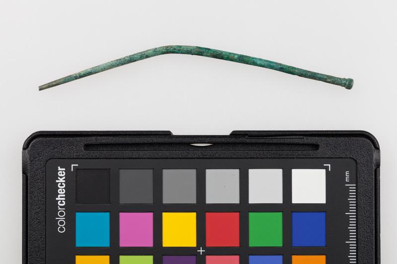 Szpila brązowa o trzonku zgiętym w połowie, główce poprzecznie żebrowanej