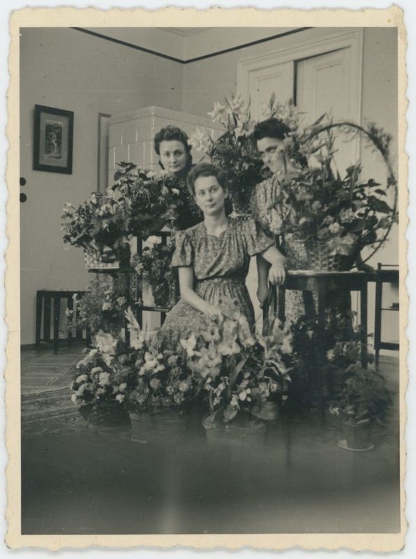 Siostry Elwira Maria i Wanda Łucja Fibiger we wnętrzu domu rodzinnego przy ul. Chopina 9 w Kaliszu