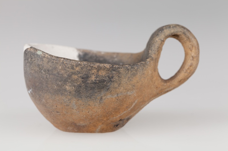 Czerpak miniaturowy, asymetryczny o płaskim dnie, półkulistym brzuścu i taśmowatym uchu