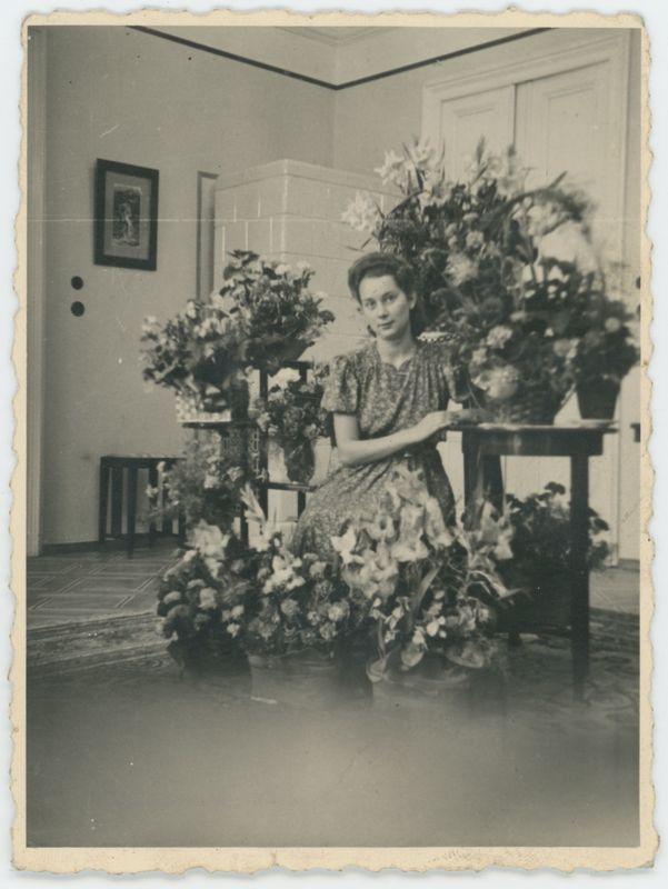 Wanda Łucja Fibiger we wnętrzu domu rodzinnego przy ul. Chopina 9 w Kaliszu