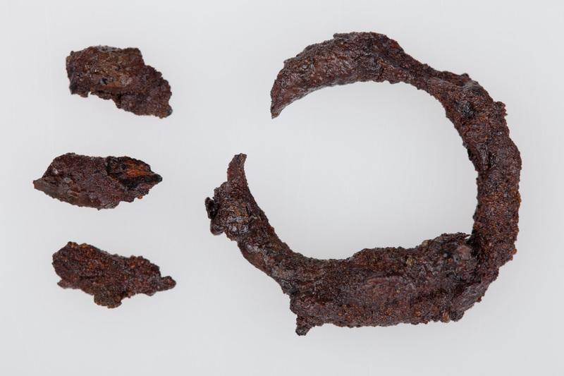 Brązowe skręty spiralne wykonane z drutu o przekroju okrągłym