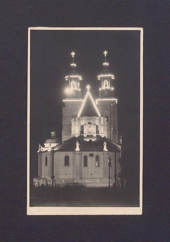 Widok z Rynku na katedrę nocą.