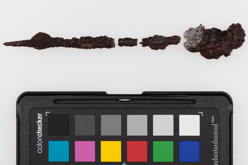 Żelazna szpila w przekroju czworoboczna o końcach ścieniających się