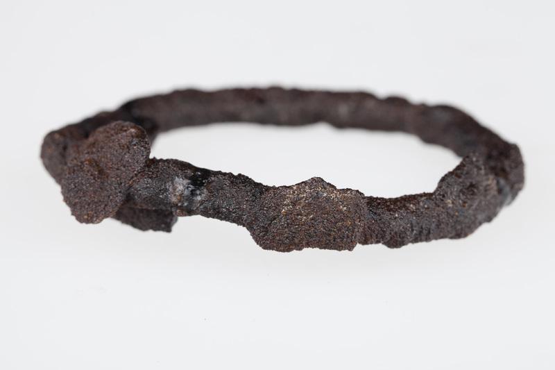 Para bransolet żelaznych przywartych do siebie