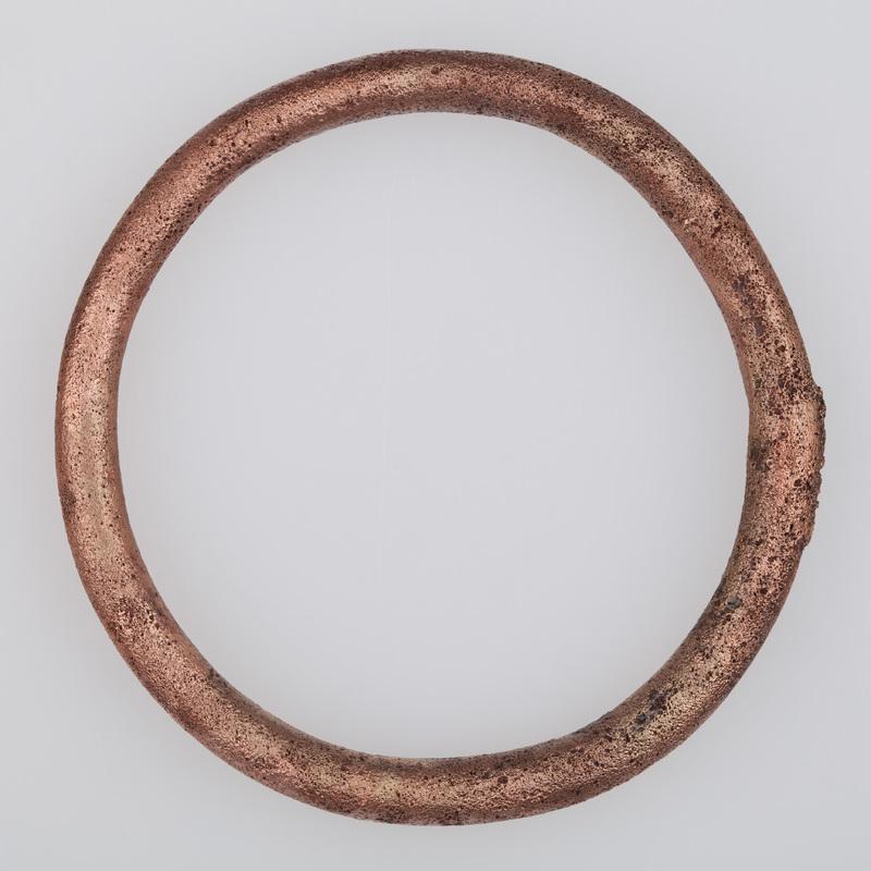 Lite bransolety wykonane z brązowego drutu