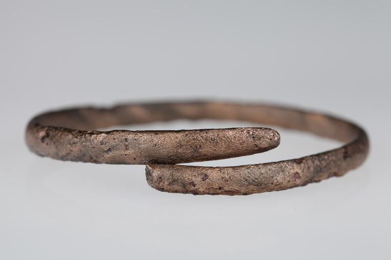 Bransoletka brązowa wykonana z płasko - kulistej taśmy