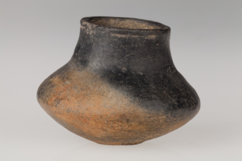 Miniaturowa czarka kształtu dwustożkowatego