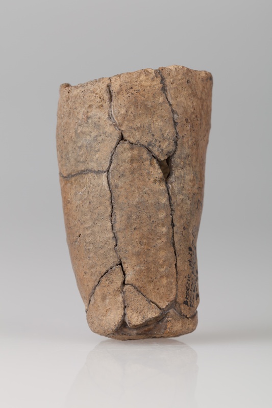 Miniaturowy kubek z uszkodzonym, taśmowatym uchem