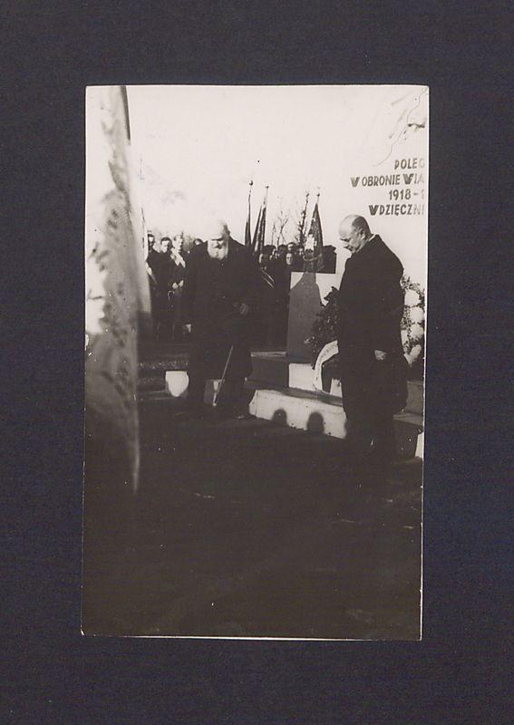 17 rocznica powstania wielkopolskiego w Gnieźnie. Komitet Honorowy, m.in. Stanisław Wrzaliński, przed pomnikiem powstańców na cmentarzu św. Piotra.