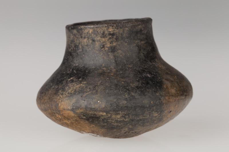 Miniaturowa czarka kształtu dwustożkowatego