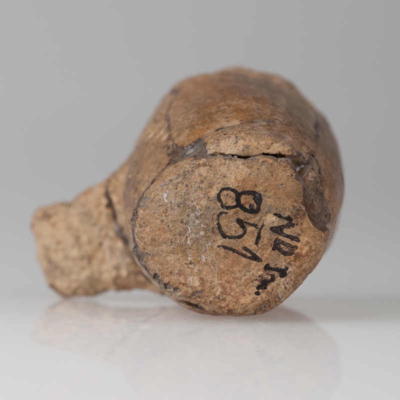 Miniaturowy kubek z uszkodzonym, taśmowatym uchem