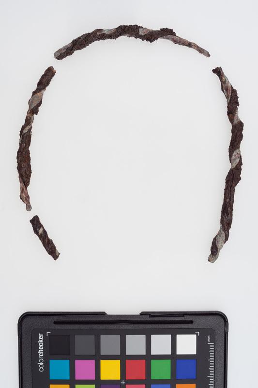 Fragmenty tordowanego naszyjnika