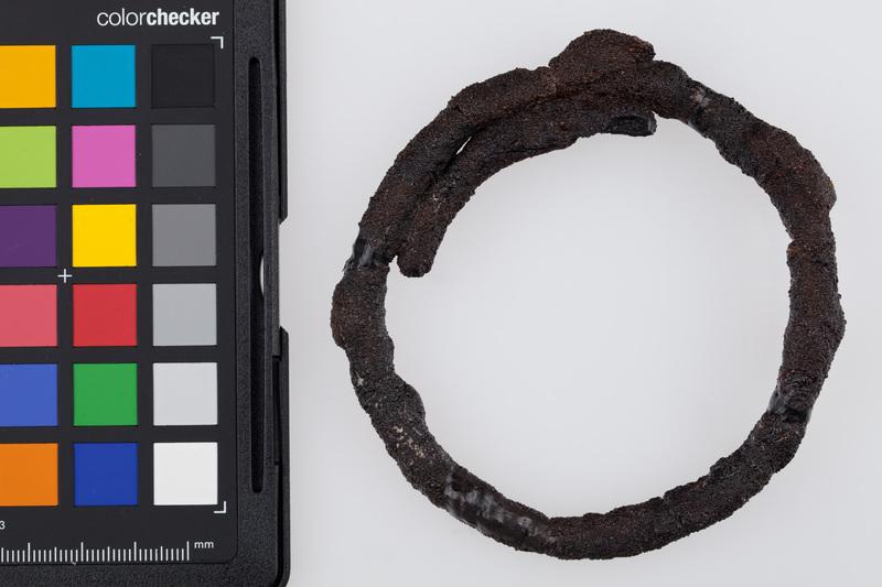 Para bransolet żelaznych przywartych do siebie