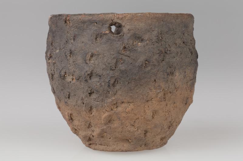 Garnek miniaturowy z dziurkami o jajowatym brzuścu, zdobiony odciskami paznokciowymi