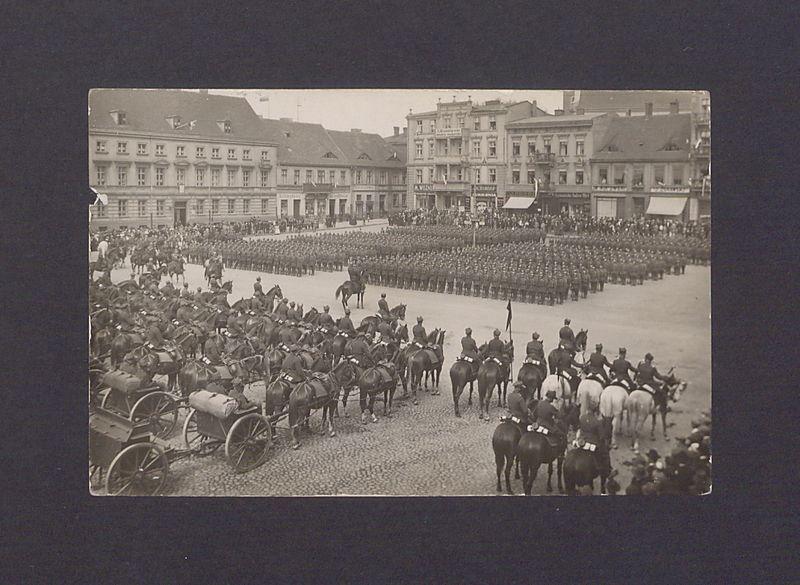 Święto pułkowe w Gnieźnie, Prezentacja obu jednostek wojskowych na Rynku.