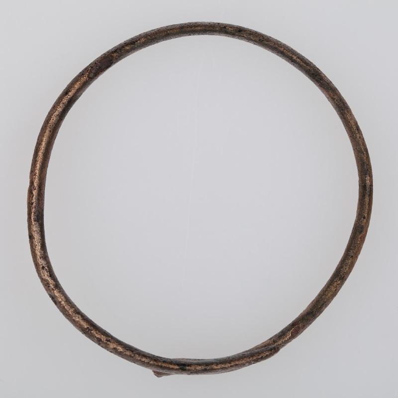 Bransoletka brązowa wykonana z płasko - kulistej taśmy