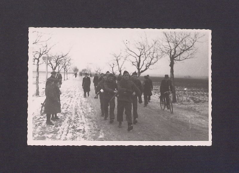 17 rocznica powstania wlkp. w Gnieźnie. Grupa zawodników na trasie podczas corocznego rajdu.