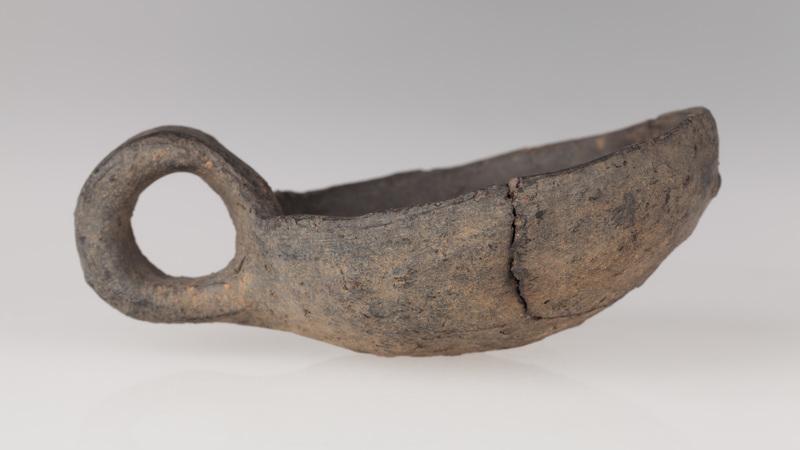 Miniaturowy czerpak o taśmowatym uchu