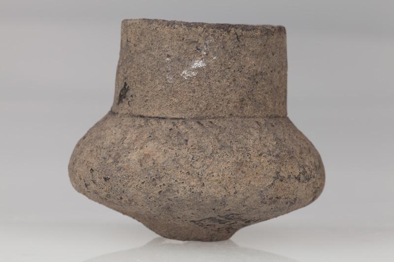 Czarka o dnie płaskim, brzuścu baniastym. Naczynie zdobione zygzakami