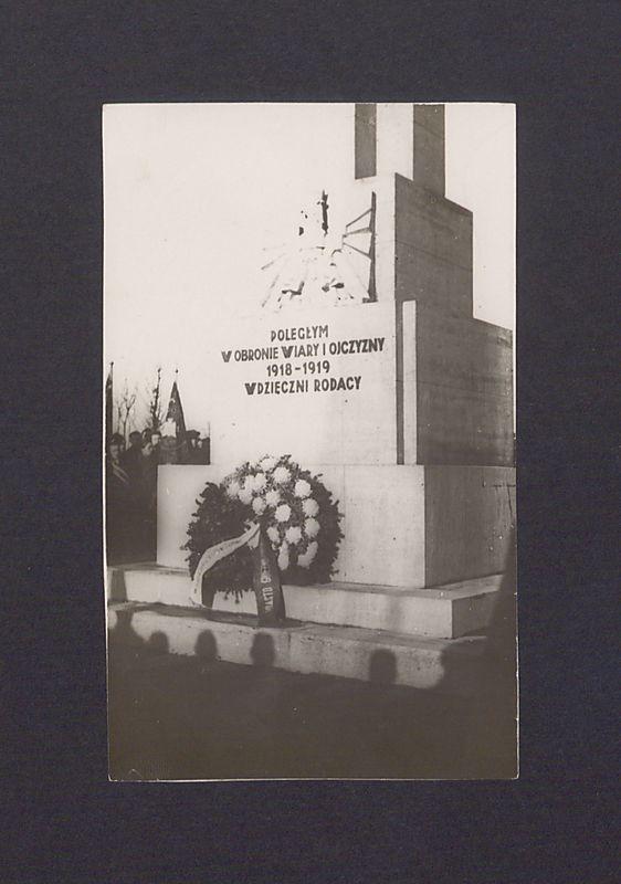 17 rocznica powstania wielkopolskiego w Gnieźnie. Wieniec złożony przez członków Zarządu Miejskiego pod pomnikiem poległych powstańców na cmentarzu św. Piotra.