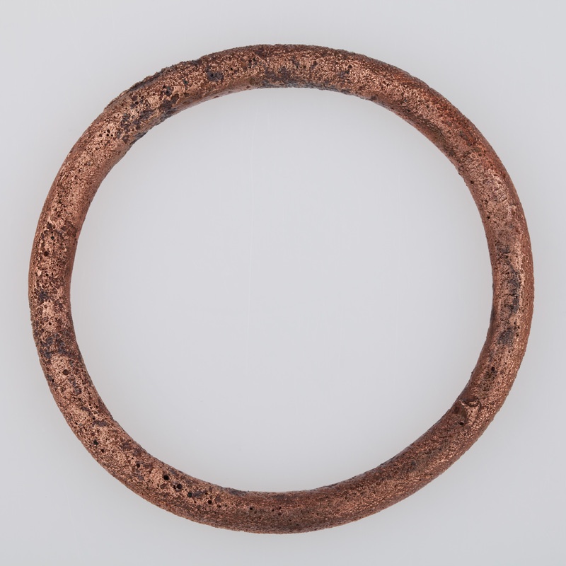 Lite bransolety wykonane z brązowego drutu