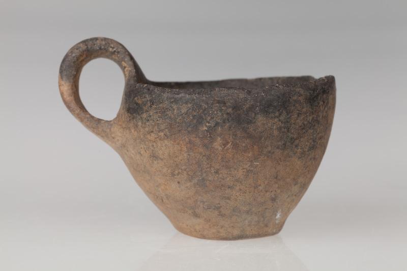 Czerpak o płaskim dnie, brzuścu stożkowatym i taśmowatym uchu