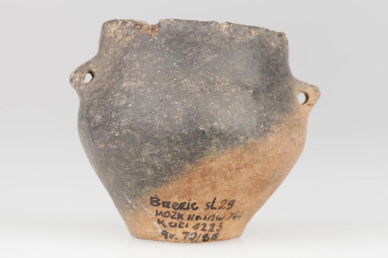 Czarka z dwoma poziomo przekłutymi uszkami