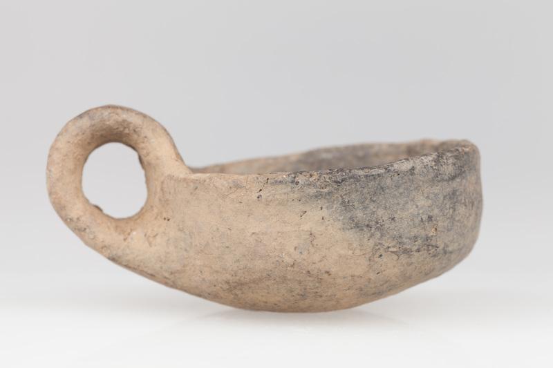 Czerpak o półkolistym brzuścu i taśmowatym uchu