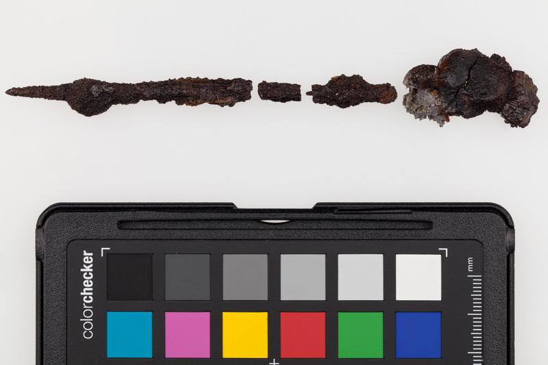 Żelazna szpila w przekroju czworoboczna o końcach ścieniających się