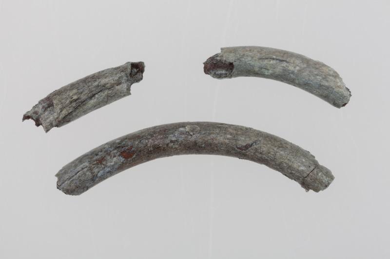 Mała bransoletka wykonana  z brązowej taśmy