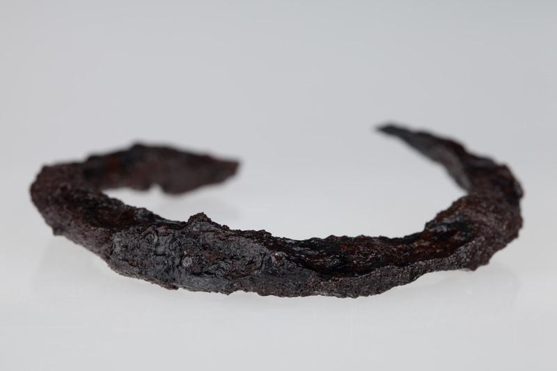 Bransolety z końcami zachodzącymi na siebie, wykonane z pręta żelaznego o przekroju okrągłym