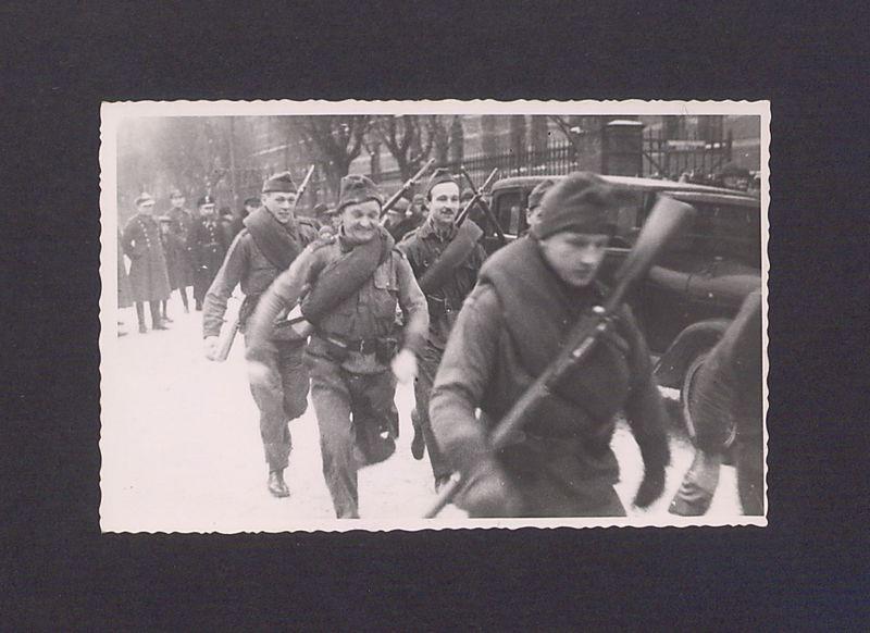 17 rocznica powstania wielkopolskiego w Gnieźnie. Grupa zawodników corocznego rajdu na starcie przed koszarami.