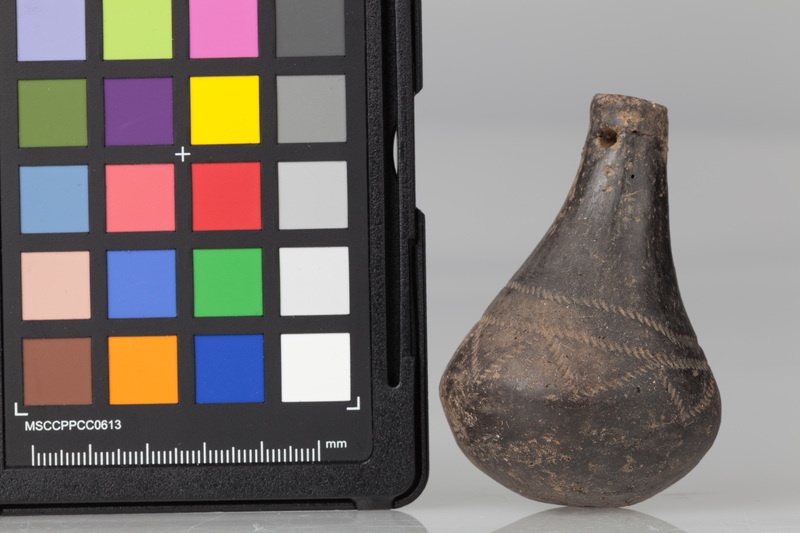 Grzechotka gliniana kształtu gruszkowatego