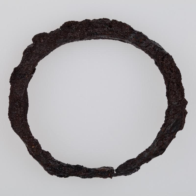 Bransolety z końcami zachodzącymi na siebie, wykonane z pręta żelaznego o przekroju okrągłym