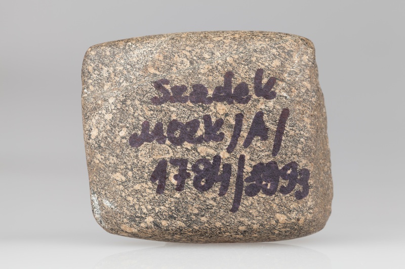 Fragment siekierki kamiennej czterościennej