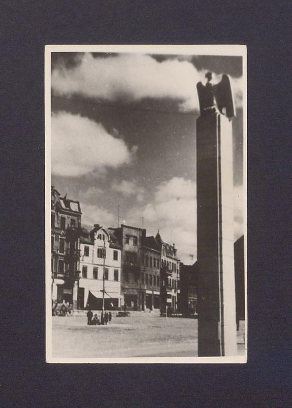 Gnieźnieński Rynek. Z prawej strony kolumna z niemieckim orłem.