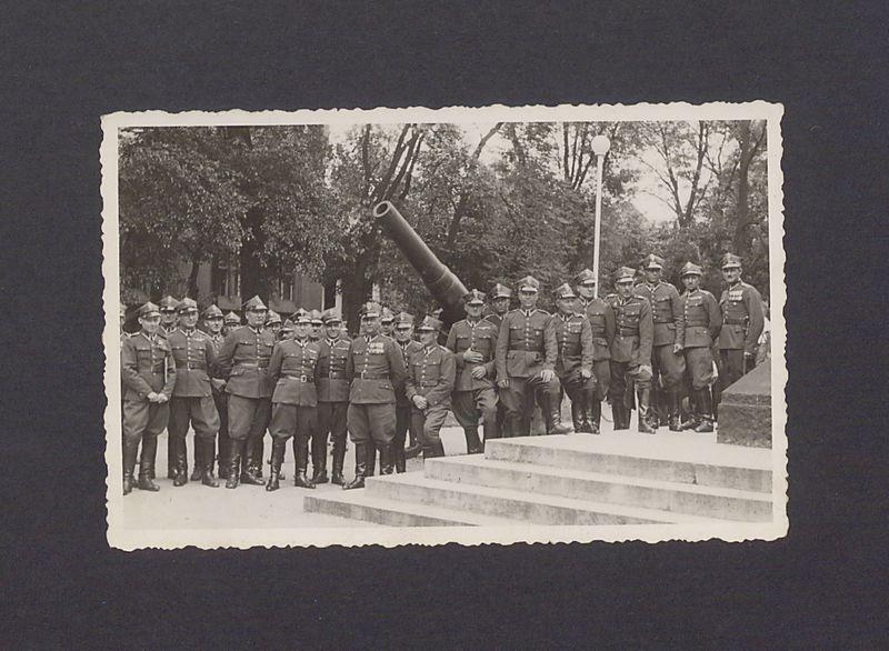 Święto pułkowe w Gnieźnie. Po defiladzie przy pomniku powstańców.