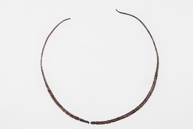 Fragmenty złamanego naszyjnika, zdobionego tordowaniem