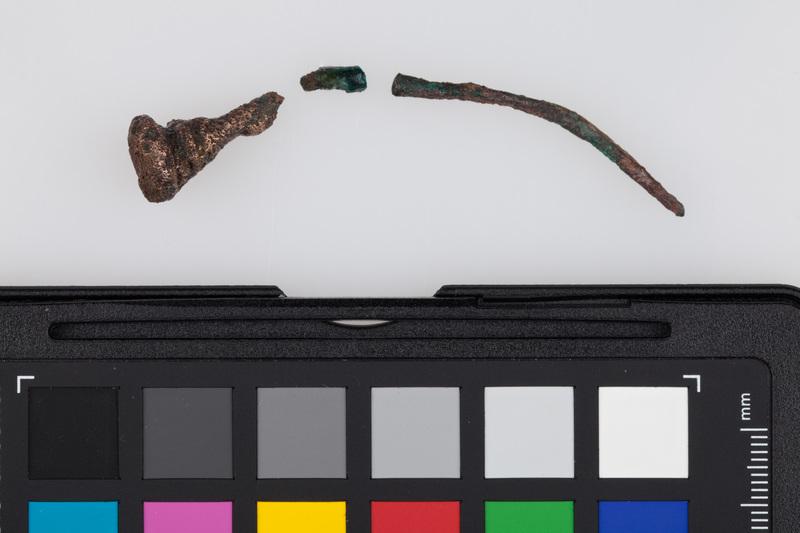 Szpila brązowa o główce poprzecznie żebrowanej i trzpieniu o przekroju okrągłym